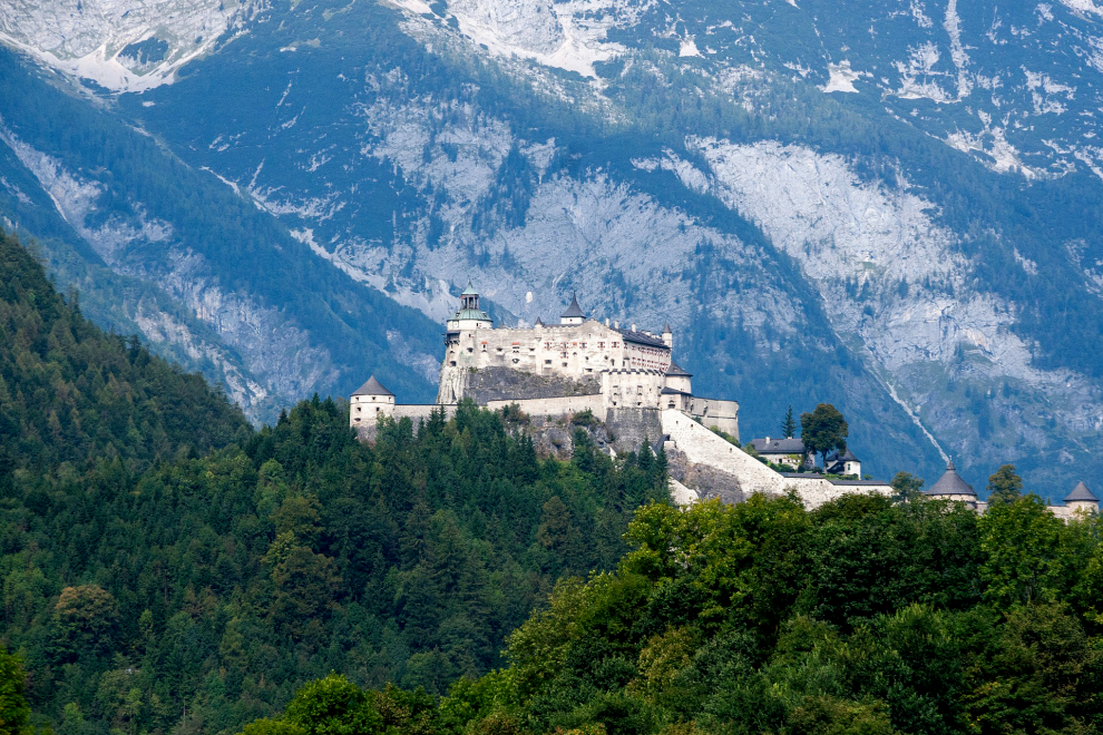 Fortificación enclavada sobre una colina rocosa rodeada de pinos dominando el pueblo de Werfen en la región del valle de Salzach en los Alpes austríacos. Tiene sus inicios en el siglo XI como refugio de príncipes-obispos gobernantes, también fue utilizado para albergar a los presos militares antes de caer en desuso a finales del siglo XVIII.