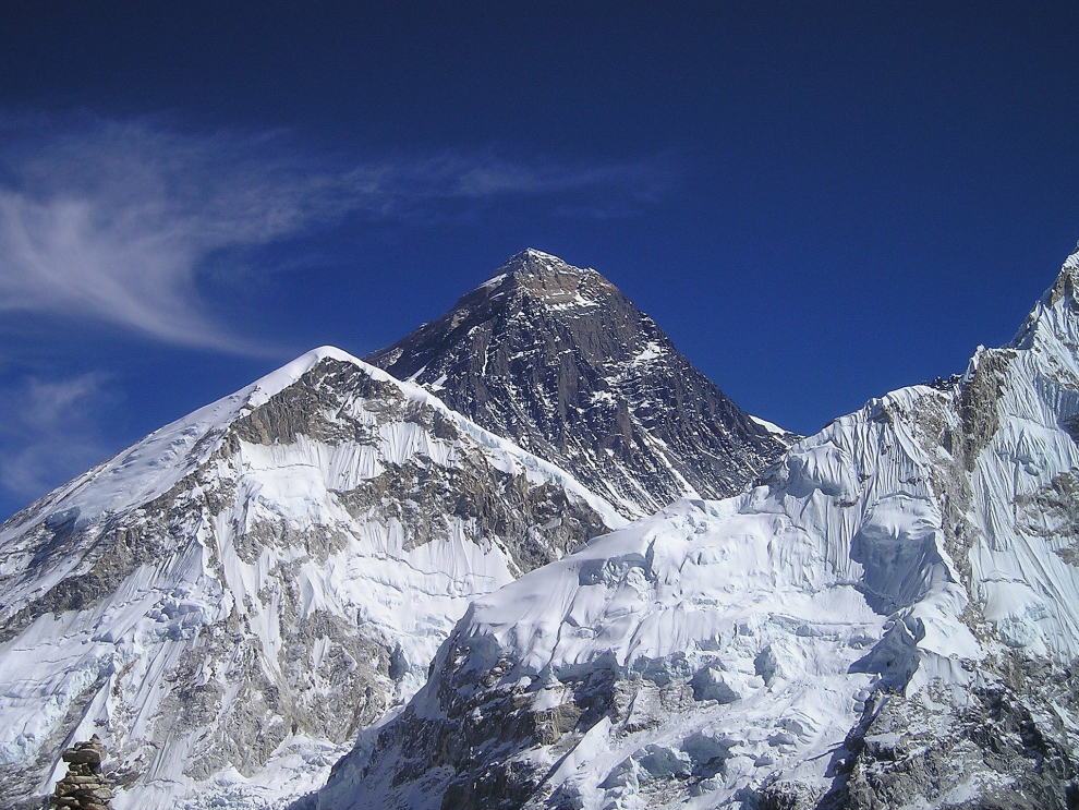 El techo del mundo, y el sueño de todo alpinista, se encuentra entre la frontera de China y Nepal. Los primeros en coronar la cima fueron Edmund Hillary y Tenzing Norgay el 23 de mayo de 1953.