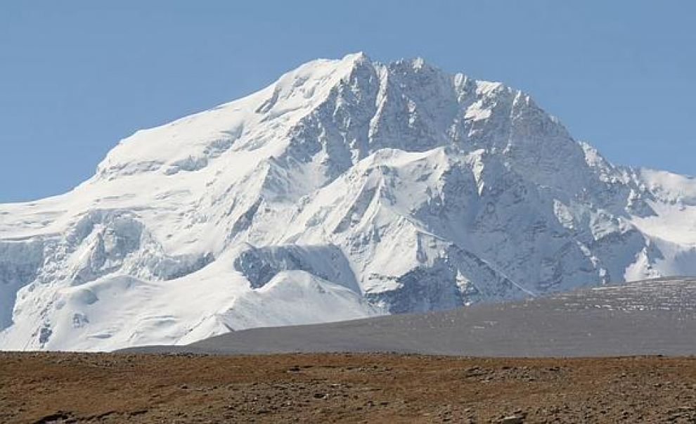 Su situación aislada y a las restricciones del gobierno de China, le hacen ser el último de los picos mayores de 8.000 metros en ser escalado, se llegó por primera vez a la cima el 2 de mayo de 1964. El terremoto de Nepal de abril de 2015 afectó la forma de su cumbre.