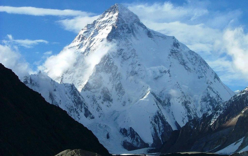 También conocido como Chogori, se ubica entre China y Pakistán. Los primeros en coronar la cima fueron Achille Compagnoni y Lino Lacedelli el 31 julio de 1954.