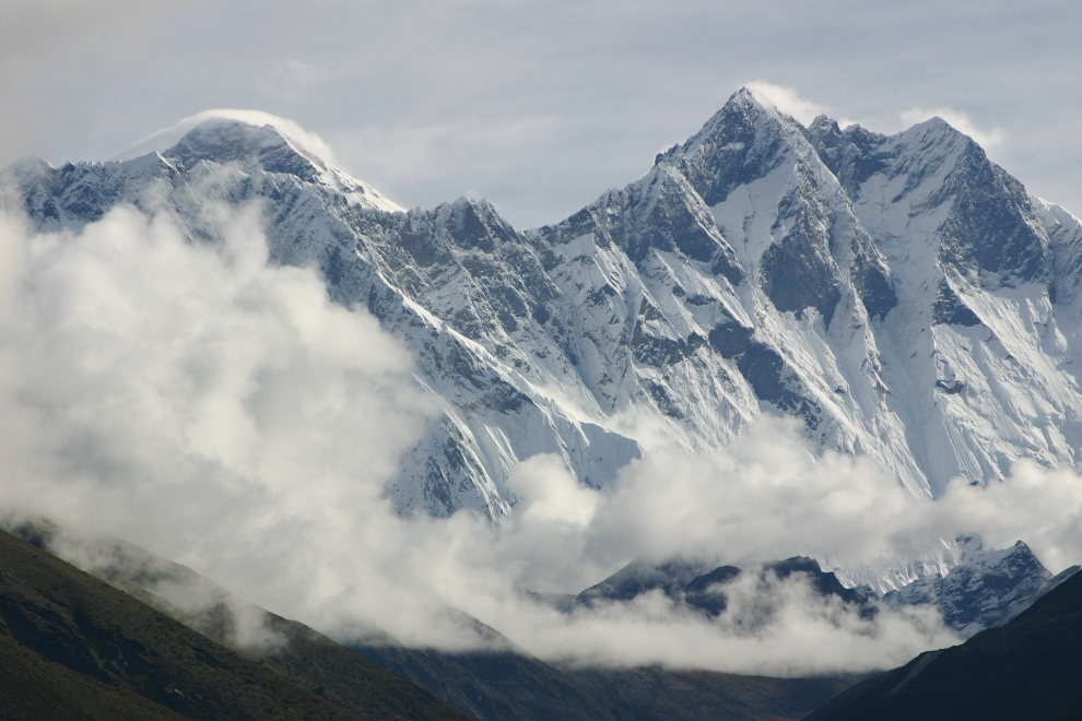 La cuarta montaña más alta de la tierra, se encuentra muy cerca del Everest con el que está conectado a través del Collado Sur. Su nombre significa "Pico Sur" en tibetano y se encuentra entre China y Nepal. Los suizos Fritz Luchsinger y Ernst Reiss fueron los primeros en llegar a la cima el 18 de mayo de 1956.