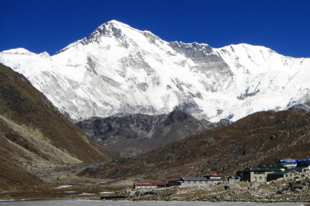 Es la montaña más elevada del macizo Khumbu, en la frontera entre Nepal y la región autónoma del Tíbet a 20 kilómetros del Everest. Su nombre significa "Diosa turquesa", su ascenso es uno de los más fáciles dentro del grupo de los 14 ochomiles.