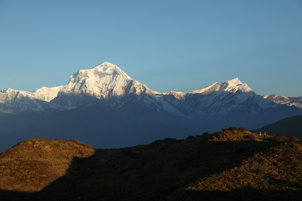 Considerado uno de los ascensos más peligrosos entre los 14 ochomiles. El macizo donde se encuentra en Nepal y se extiende a lo largo de 120 kilómetros. Una expedición coronó su cima por primera vez el 13 de mayo de 1960.