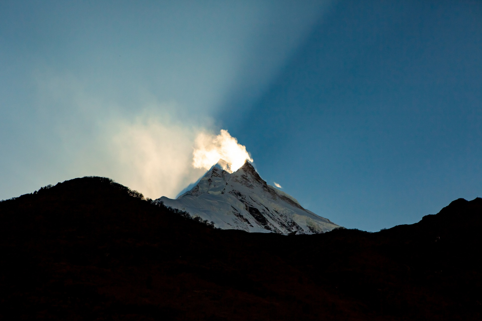 Situada en el macizo Mansiri Himal, Nepal, se la conoce como la "Montaña de los espíritus". Su ascenso, recomendado sólo para montañeros con experiencia, ocupa el sexto puesto como montaña más letal dentro de los 14 ochomiles. Los primeros en llegar a la cima fueron Toshio Imanishi y Gyalzen Norbu el 9 de mayo de 1956.