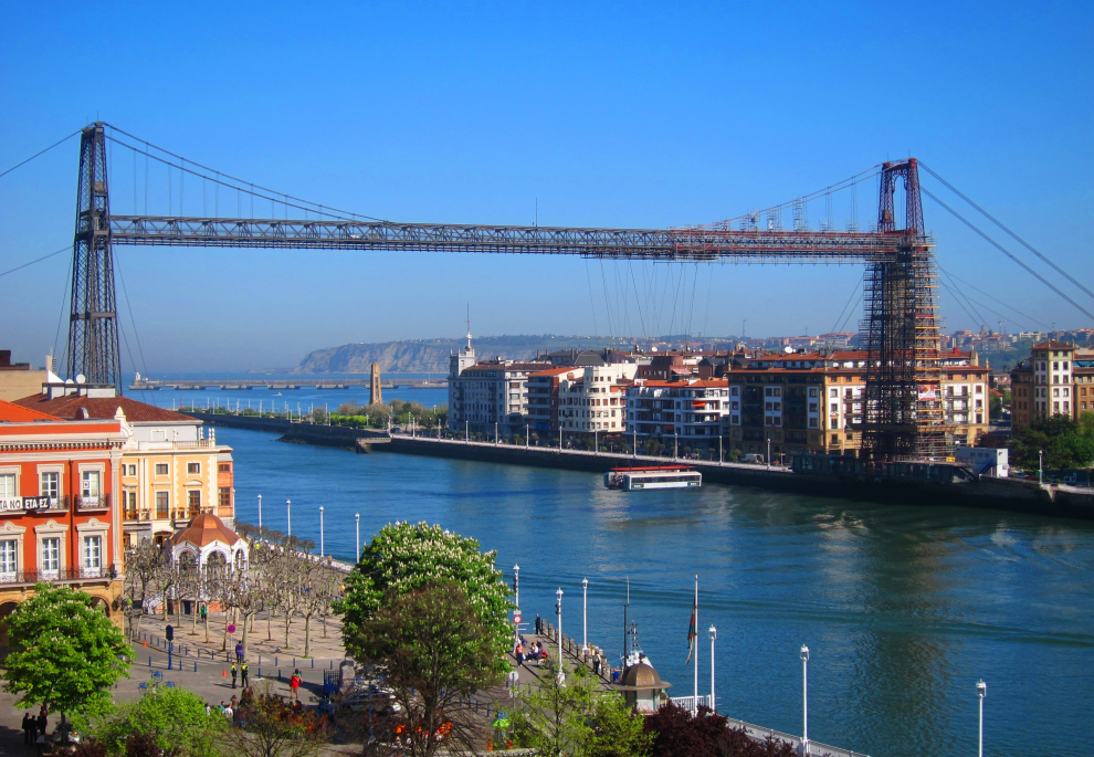 También conocido como Puente Colgante, fue el primer puente transbordador de estructura metálica construido en el mundo. Situado al final de la Ría de Bilbao y une Portugalete y Getxo, dos localidades que merece la pena visitar.