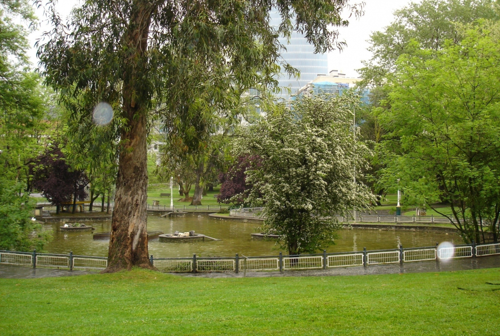 Es el pulmón de la ciudad con más de 115.000 metros cuadrados de verde en el mismo centro de la ciudad. Cuenta con un jardín botánico circular con más de 1.500 especies de plantas, numerosos caminos donde pasear y un espectacular estanque con cisnes y pavos reales.