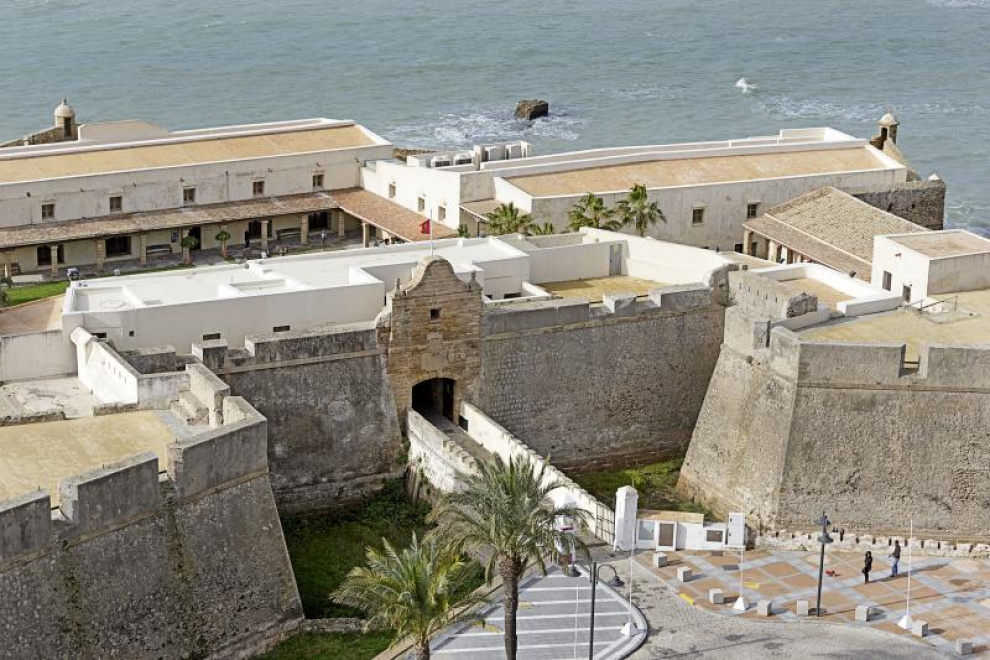 Tras el saqueo angloholandés de la ciudad en 1596, el rey Felipe II envió al ingeniero Cristóbal de Rojas a Cádiz para realizar un proyecto de defensa, el resultado es un edificio con forma de estrella fortificado ejemplo de la arquitectura militar de la Edad Moderna. Hoy en día, esta fortaleza se ha transformado en un gran espacio cultural y de ocio polivalente.