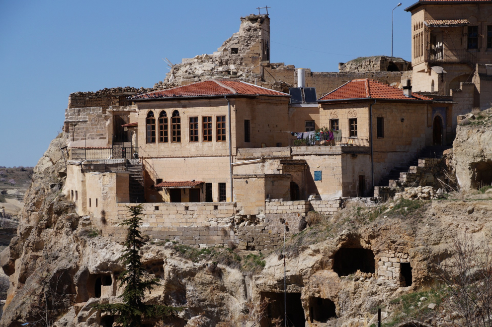 Mustafapaşa , anteriormente conocida como Sinasos, se encuentra en Capadocia y presenta una vista única con sus edificios de piedra en los márgenes de 5 colinas y ha sido hogar de varias civilizaciones.