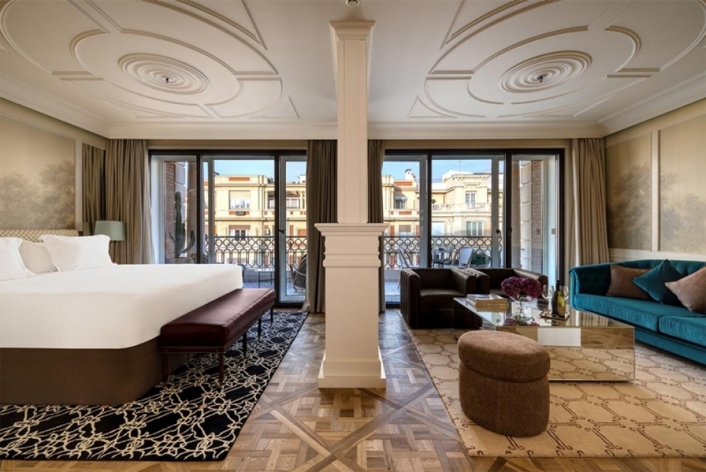 Se encuentra en una de las zonas más exclusivas de Madrid, la calle Velázquez, en el Barrio de Salamanca. Situado en el antiguo Gran Hotel Velázquez, cuenta con el sello de la prestigiosa colección The Leading Hotels of the World.