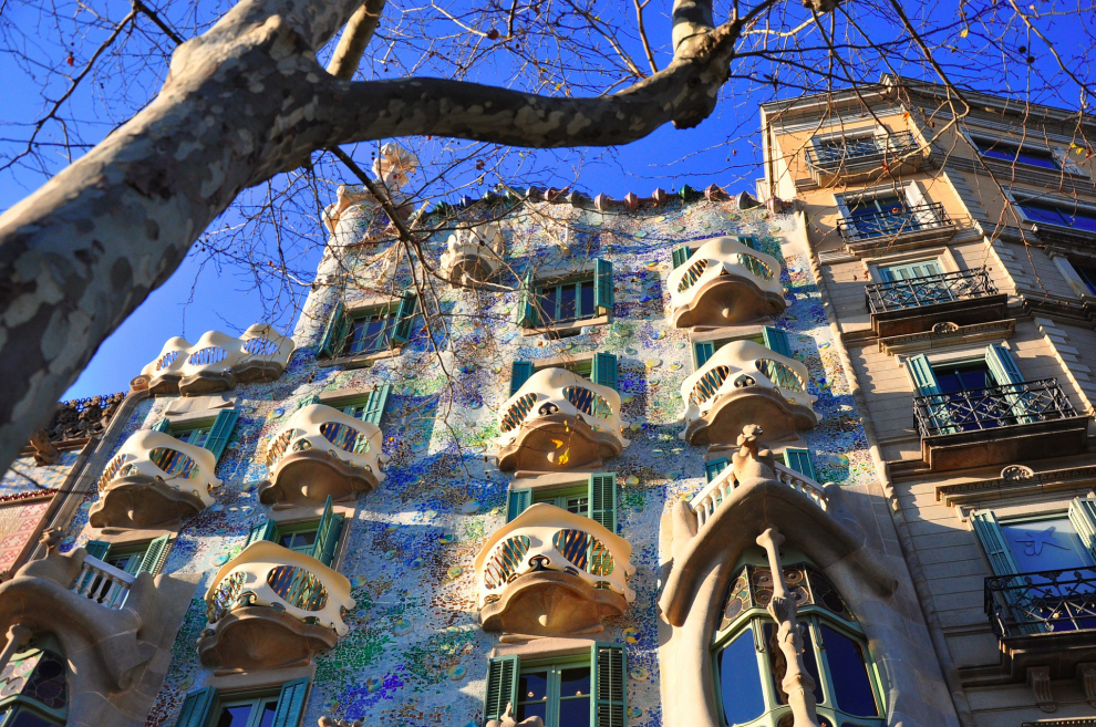 En el paseo de Gràcia y a pocos metros de la Casa Milà encontramos otra joya de Antoni Gaudí. Su fantasía y color cautiva a los peatones, el primer piso de la Casa Batlló, un gran balcón de piedra arenosa deja ver la elegante planta noble, mientras que los otros pisos muestran balcones con forma de máscaras, no te la pierdas.