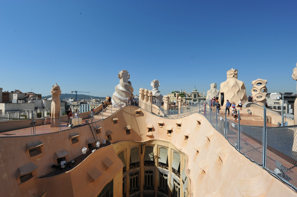En el paseo de Gràcia de Barcelona, encontramos la Casa Milà o La Pedrera, una unión entre fantasía y funcionalidad que convierten esta obra arquitectónica en una visita indispensable. El encargo de Pere Milà de construir un edificio de viviendas dio la oportunidad a Antoni Gaudí, entre 1906 y 1912, de hacer realidad una de sus obras más completas. Ocupando todo un chaflán del paseo de Gràcia de l'Eixample de Barcelona.