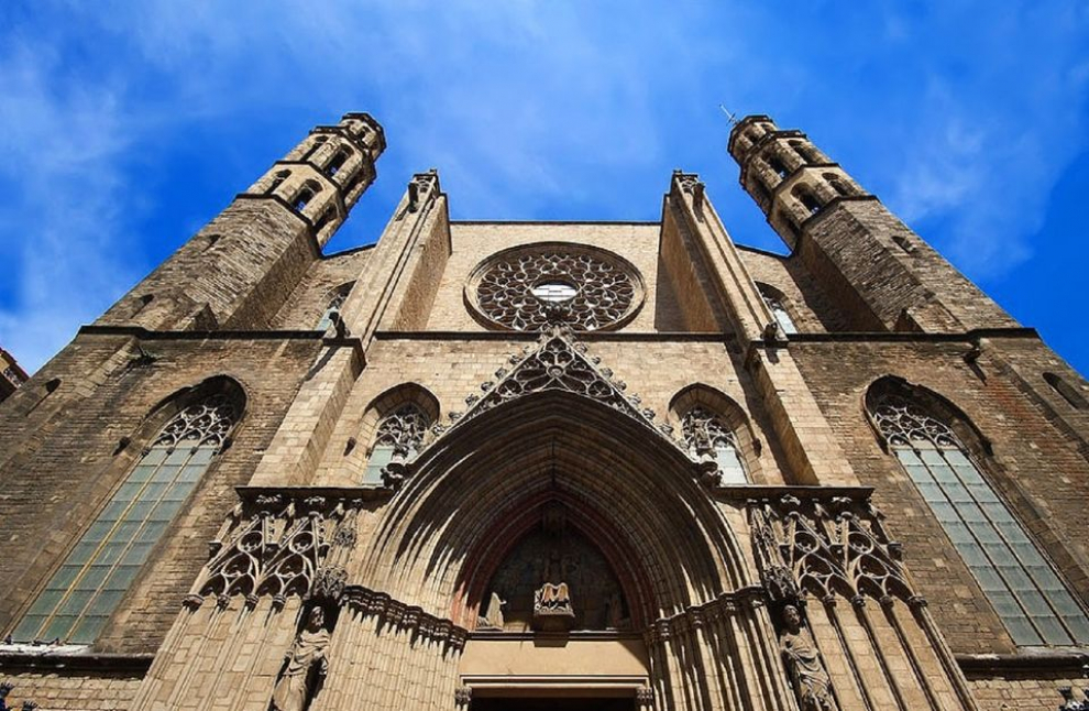 Una espectacular basílica, de estilo gótico, construida en el siglo XIV. Se encuentra en el barrio de la Ribera, en el centro de la ciudad, y muy cerca de la catedral. Una curiosidad es el escudo del Fútbol Club Barcelona en una de las vidrieras del segundo piso, colocado allí a finales de los 60 y como prueba de que el equipo de fútbol contribuyó en la financiación.