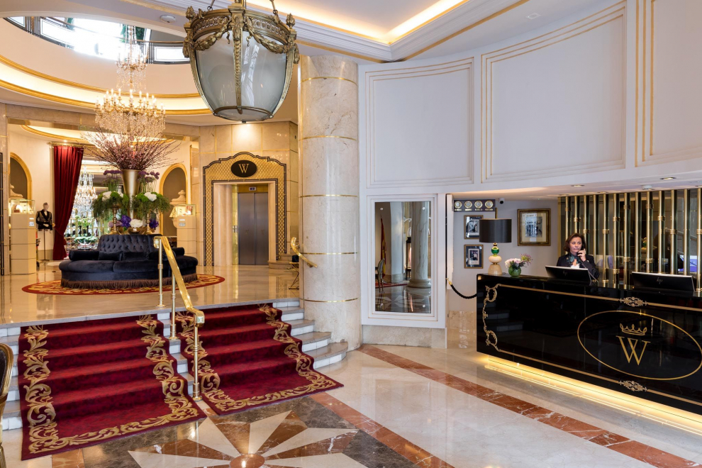 El elegante hotel Wellington, de cinco estrellas, está situado en el barrio de Salamanca, muy cerca del Parque de El Retiro, la Puerta de Alcalá y el Paseo del Arte, tres de los principales atractivos turísticos de Madrid.