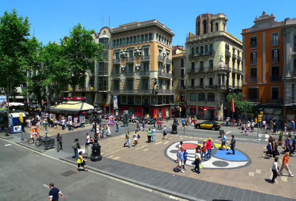 Una de las principales arterias peatonales de Barcelona y de los lugares más concurridos. Vecinos, turistas, artistas callejeros o puestos de flores comparten esta alameda de algo más de un kilómetro que une la Plaza de Cataluña con el antiguo puerto de la ciudad.