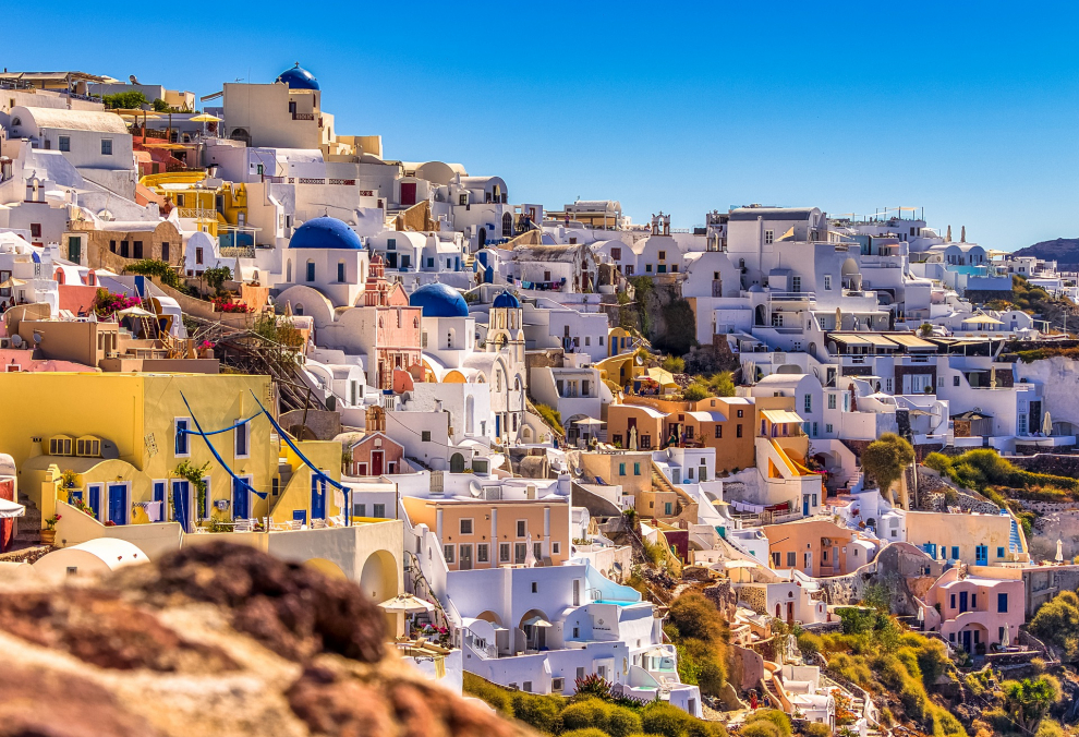 Sus casas pintadas de blanco y tejados azules, playas transparentes donde practicar submarinismo o disfrutar de una típica cocina griega de pescadores son algunos de sus mejores atractivos.