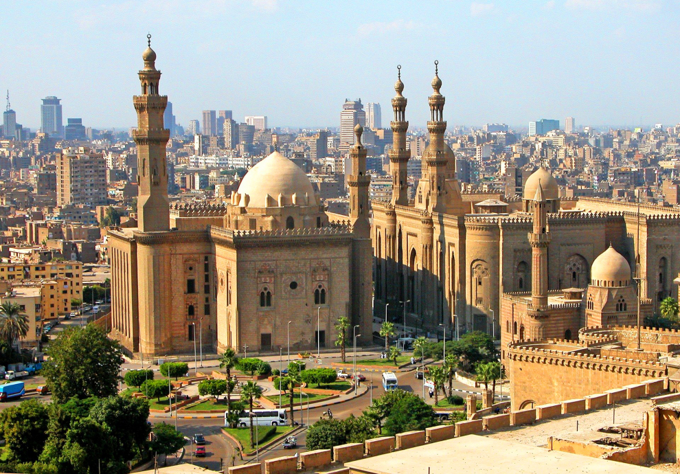Es una de las ciudades más grande de Oriente Próximo. También conocida como la "Ciudad de los Mil Minaretes" es el lugar perfecto para conocer la historia y cultura de Egipto.