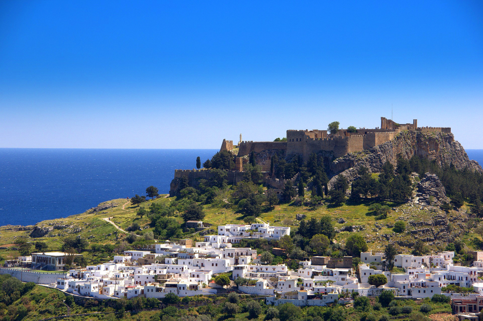 Rodas fue una de las primeras islas griegas en ser colonizadas por el turismo. Su gran oferta cultural y sus playas son los principales atractivos de la isla.