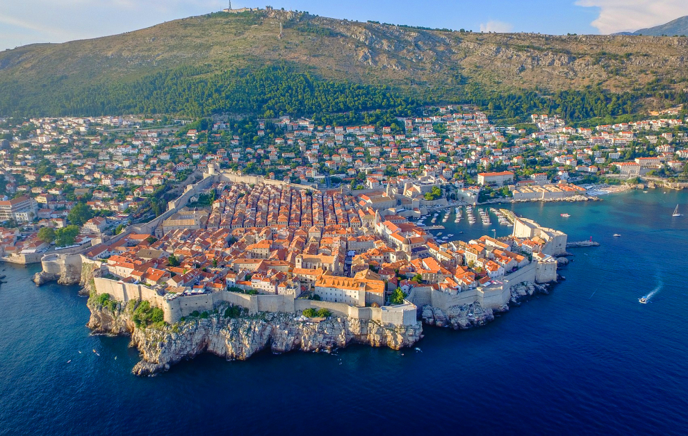 La palabra Dubrovnik significa Robledal, nombre que describe la cantidad de árboles de este tipo que existieron en la zona. La "Ciudad Antigua" está rodeada por una gran muralla con 16 torres y preciosas playas de piedra bañadas por el mar Adriático.