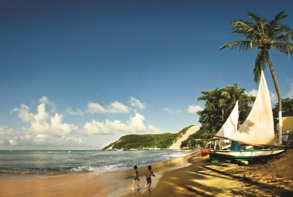 Capital del estado Río Grande del Norte, al noreste de Brasil. Natal, en español Navidad, fue fundada el 25 de diciembre de 1599 por los portugueses. Sus playas, algunas salvajes, son visitadas por unos dos millones de turistas cada año.