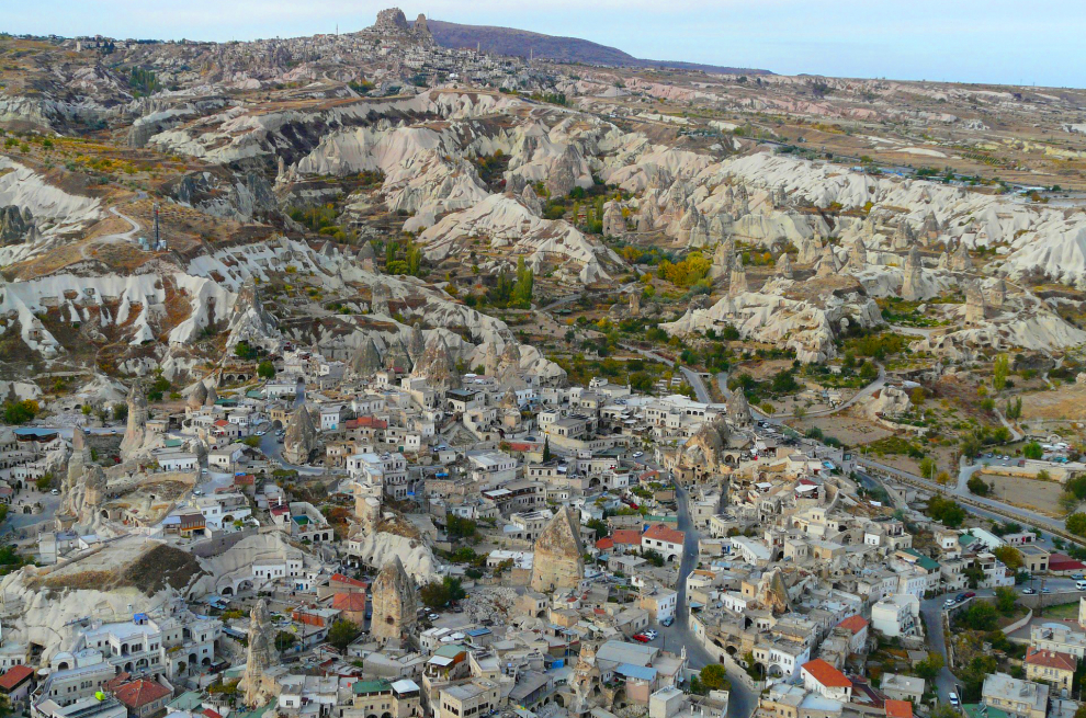 Una ciudad excavada en roca volcánica en la región de Capadocia en Anatolia central declarada Patrimonio de la Humanidad por la UNESCO. Sus formaciones rocosas en forma de chimeneas son impresionantes.