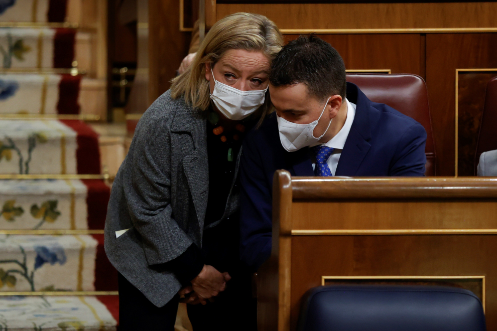 La diputada de Coalición Canaria Ana María Oramas conversa con un diputado durante el pleno del Congreso de los Diputados que debate y vota este jueves la convalidación de la reforma laboral.