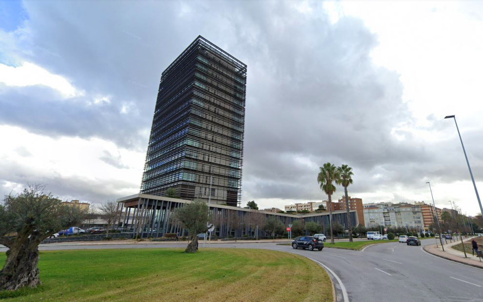 El edificio más alto de Extremadura se encuentra en Badajoz. Se conoce popularmente como Torre Caja de Badajoz, pero su nombre oficial es Badajoz Siglo XXI. La construcción cuenta con 88 metros de altura y repartido en 17 plantas.