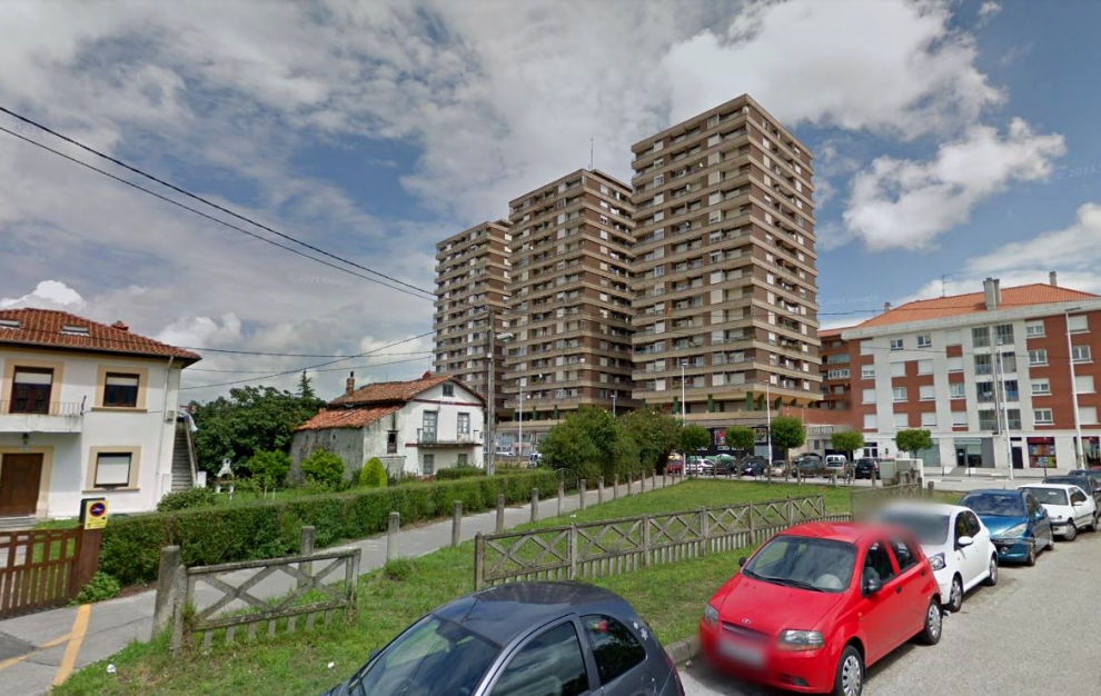 La localidad cántabra de Torrelavega es la ubicación donde se encuentran los edificios más altos de Cantabria. Las tres Torres Carabaza se construyeron en 1970, cuentan con una altura de 52 metros divididos en 18 plantas de uso residencial.
