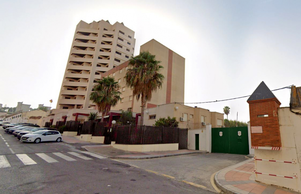 La Ciudad Autónoma de Ceuta también cuenta con su propio rascacielos. Se trata del edificio que alberga la Residencia Militar Nuestra Señora de África, una altura de 42,65 metros.