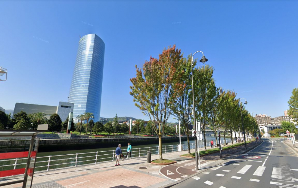 El cuarto edificio más alto de España se encuentra en Bilbao. Se trata de la Torre Iberdrola, del arquitecto César Pelli, la construcción, terminada en el año 2011, se eleva 165 metros de altura repartidos en 41 plantas y 50.000 metros cuadrados destinados a oficinas, entre ellas las de Iberdrola.