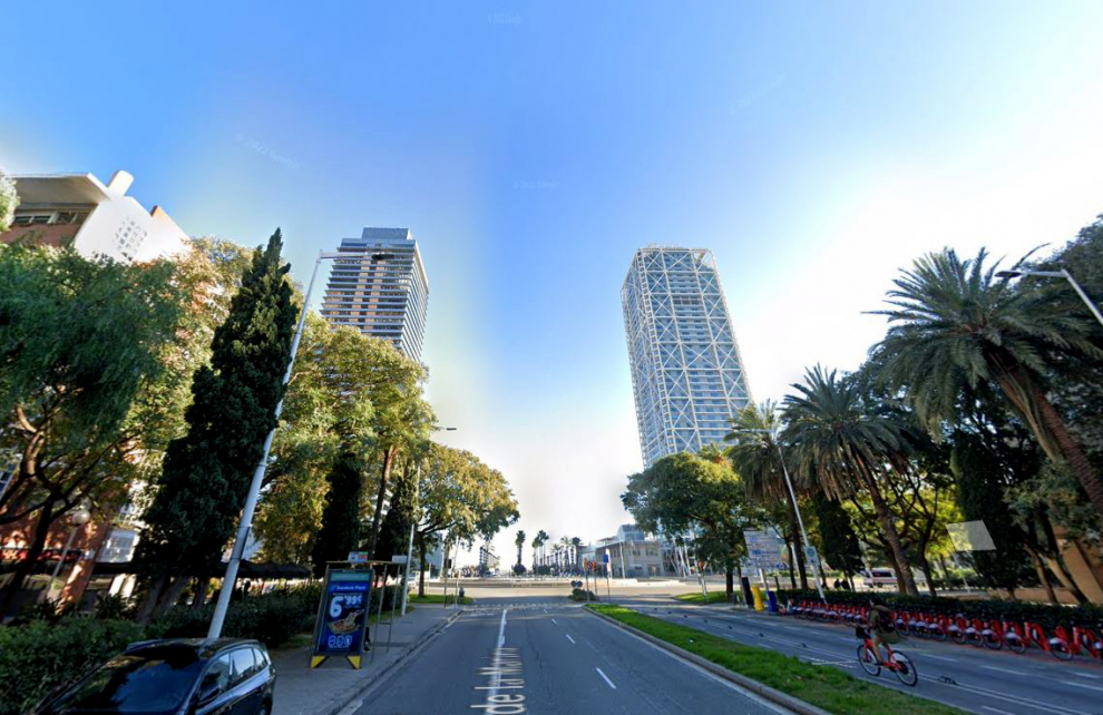 Dos torres de la misma altura, pero distinto diseño, una el Hotel Arts y la otra la Torre Mapfre. Las dos tienen una altura de 154 metros, 44 plantas y unas vistas inmejorables de la playa de la Barceloneta y al centro de la ciudad.