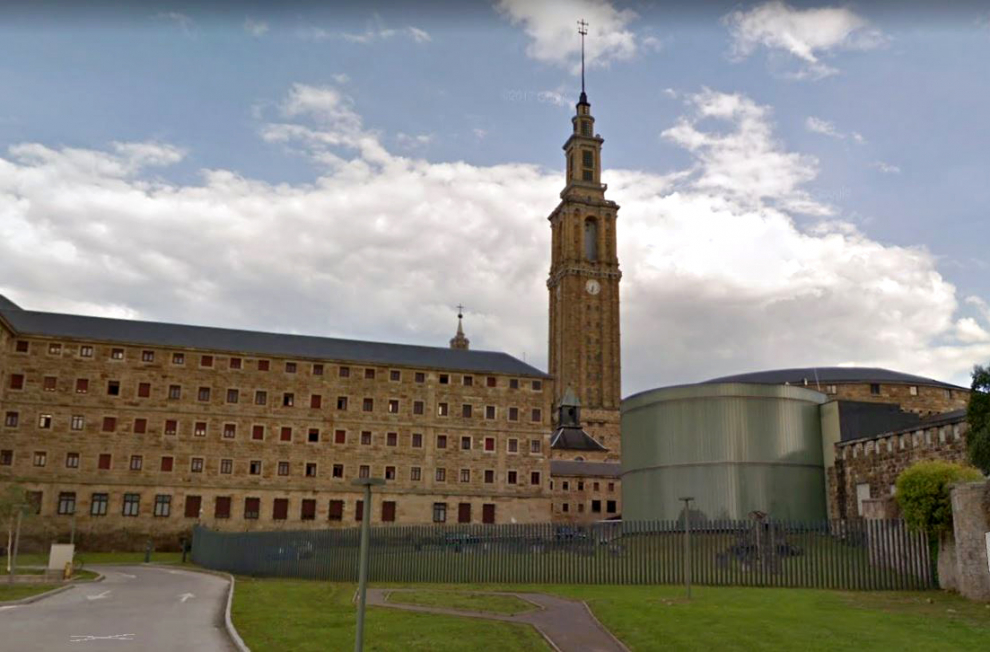 La torre de la Universidad Laboral, con 117 metros, es el edificio más alto del Principado de Asturias. Cuenta con 17 plantas y fue construida entre los años 1946 y 1956.