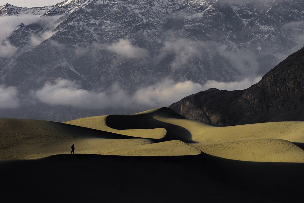 A la luz de este espectacular atardecer el frío desierto de Skardu parece una Serpiente Dorada.