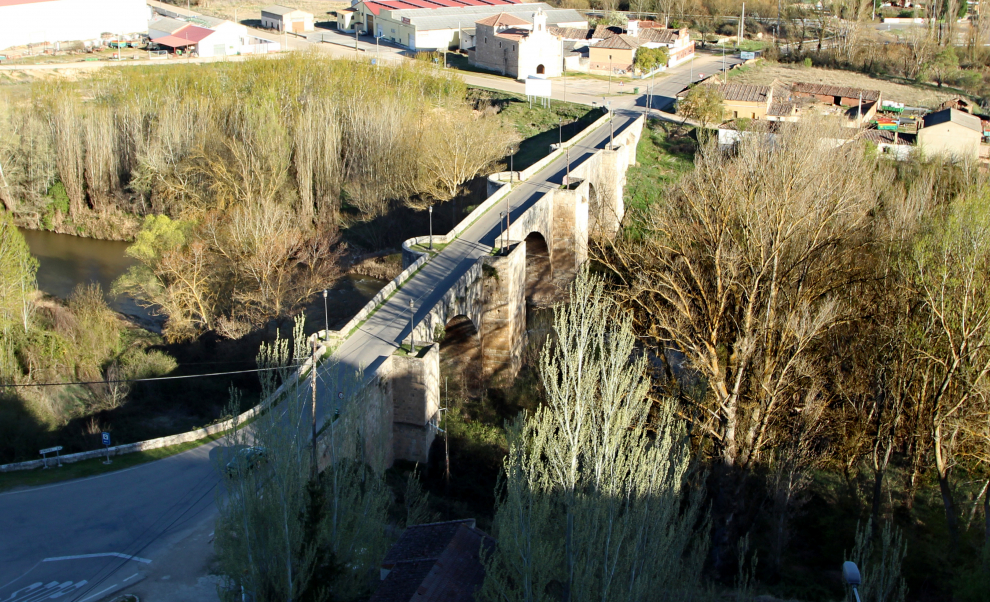 Está situado al pie del cerro fortificado raudense, el Puente Mayor de Roa de Duero, de tres arcos de medio punto, ha dado la bienvenida durante muchos años a esta villa burgalesa hasta la construcción del nuevo puente.