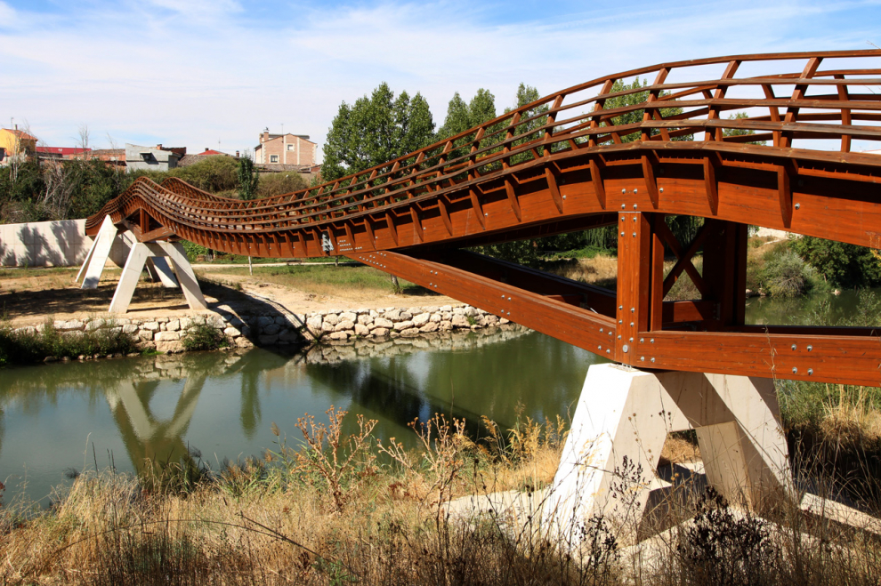 En pleno municipio de Pesquera de Duero, es uno de los mayores puentes de madera fabricados en España, con una longitud total de 106 metros y 3 metros de ancho. Las barandillas dobladas en forma de barrica hacen un guiño a una de las principales actividades que riega el Duero.