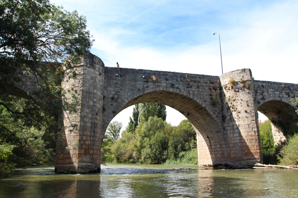 Une Quintanilla de Onésimo y Olivares de Duero, es el único puente sobre el Duero que hay en el tramo de Tudela a Peñafiel. En 1812, en plena Guerra de la Independencia, el general inglés Wellington voló un ojo del puente, en su estrategia contra los franceses, que estaban apostados en Quintanilla.