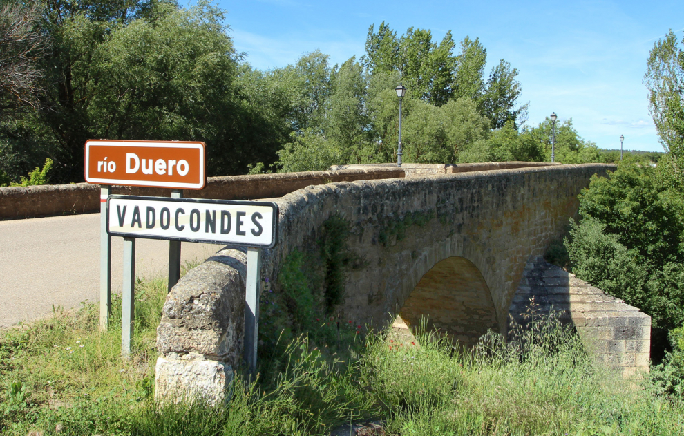 El puente de piedra de Vadocondes está formado por cuatro arcos de medio punto y sus primeras referencias documentales datan de tiempos de los Reyes Católicos.