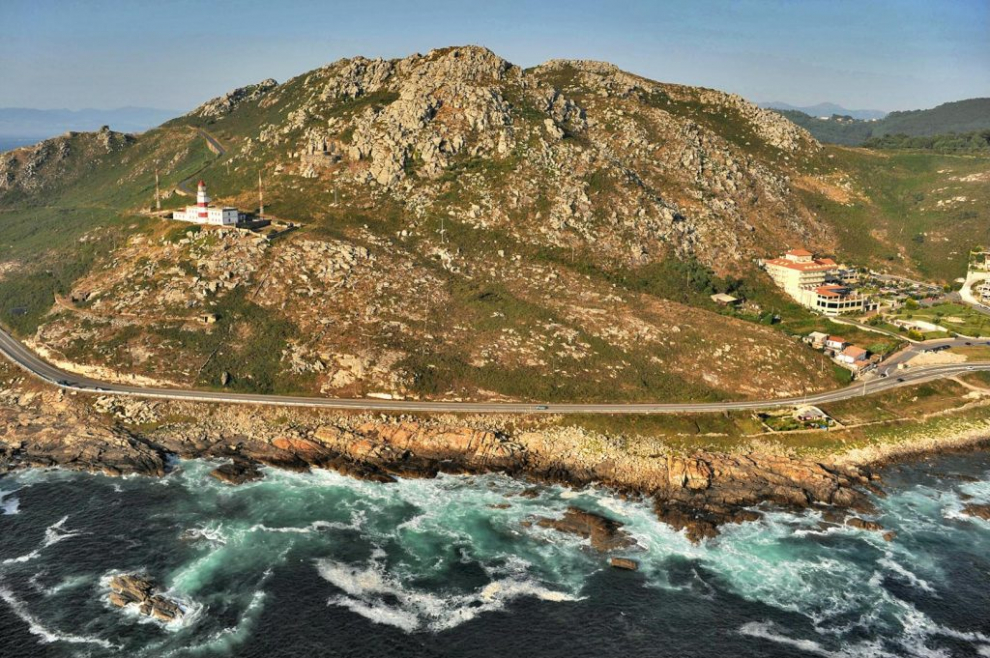 El más sureño de los grandes faros, marca el límite entre las Rías Baixas y la costa abierta al Atlántico.