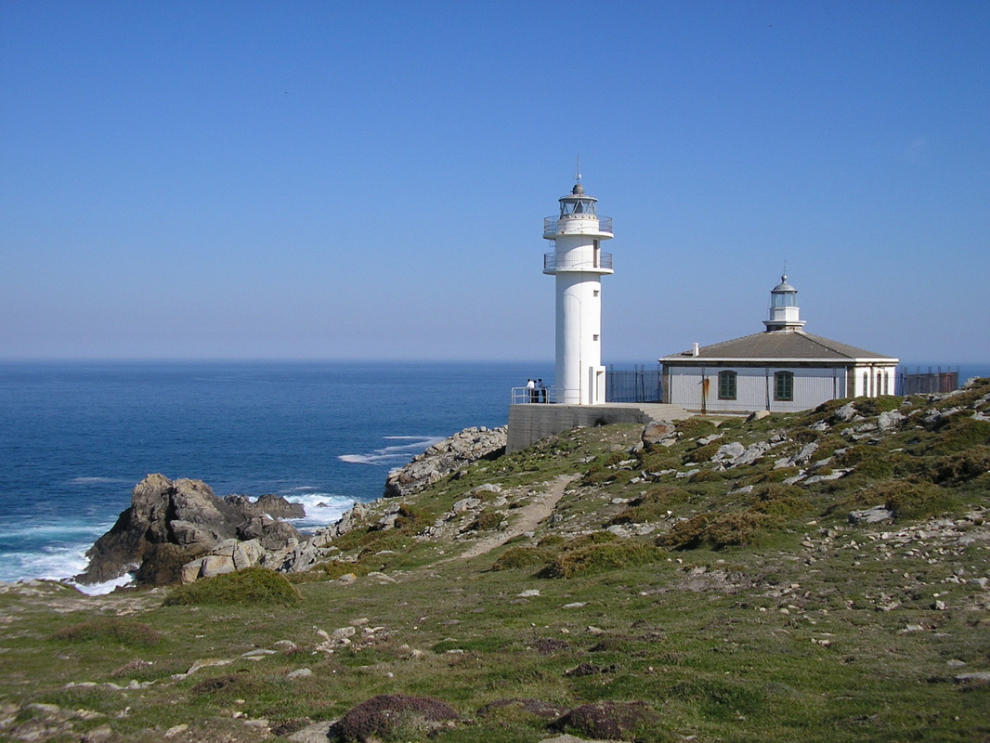 Es el punto más occidental de Galicia y de España peninsular, por tanto, el lugar que acoge el último atardecer de Europa y África occidental.