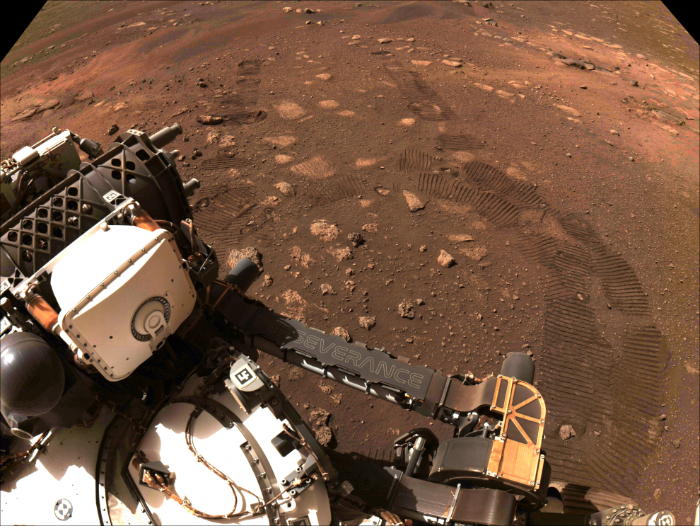 Esta imagen se tomó durante el primer viaje del Rover Perseverance, la imagen de sus huellas imagen fue tomada por las cámaras de navegación del Rover.
