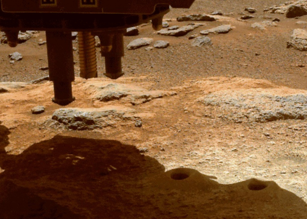 El brazo robótico del rover Perseverance Mars de la NASA usó su taladro de percusión para expulsar fragmentos de roca extraída.