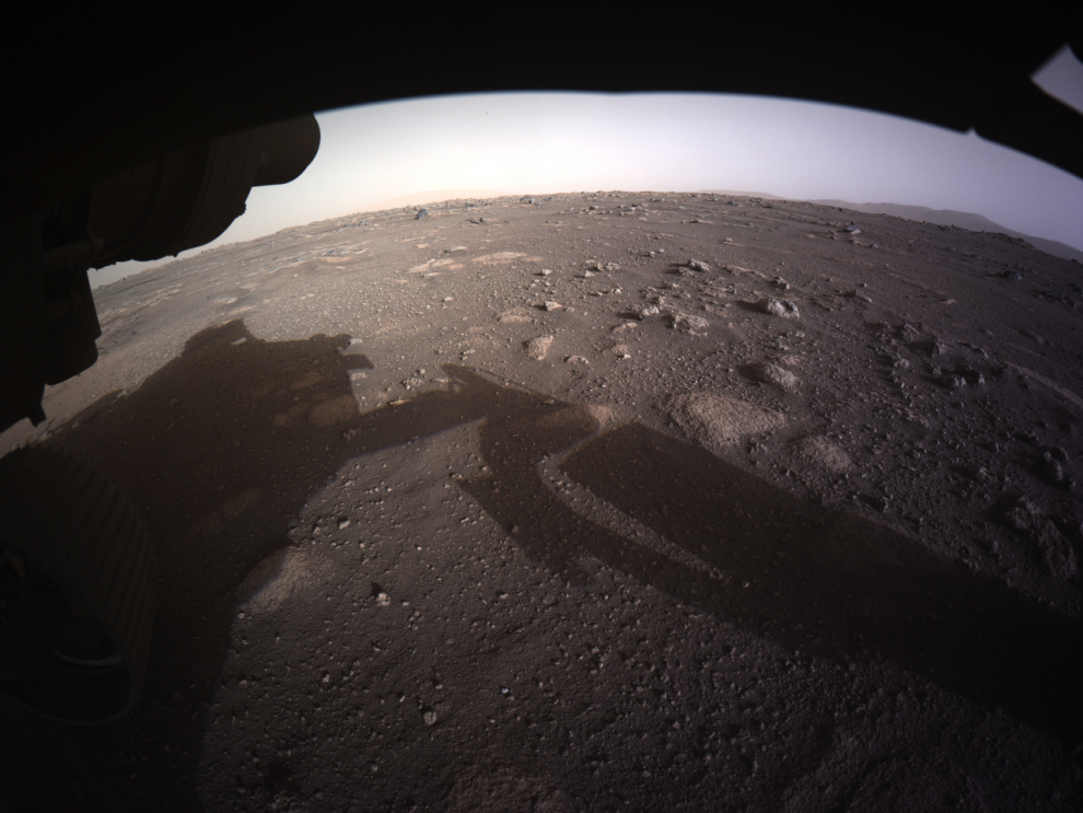 Esta es la primera imagen en color de alta resolución enviada por las Hazard Cameras en la parte inferior del Rover Perseverance Mars de la NASA después de su aterrizaje.