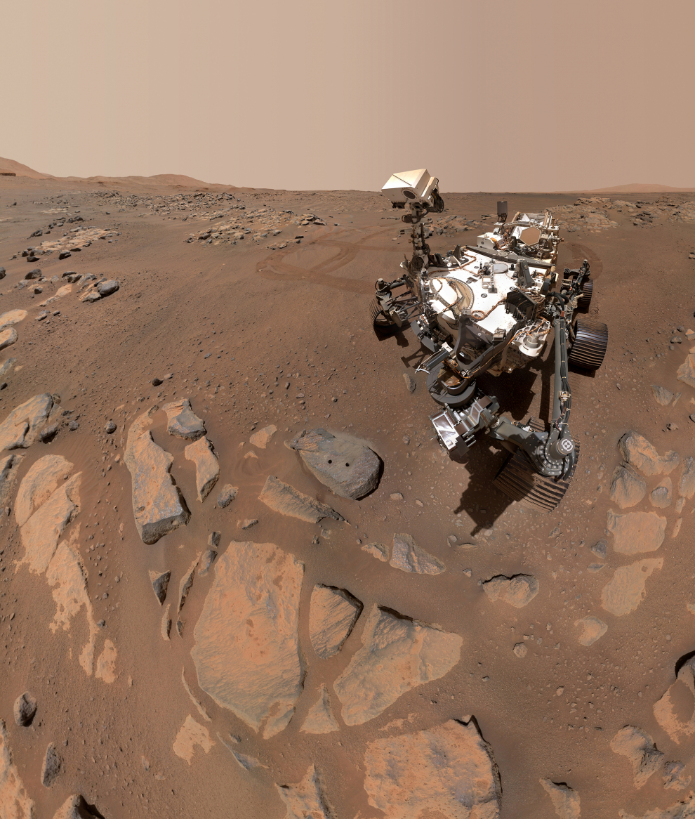 El Rover Perseverance Mars de la NASA tomó este selfi sobre una roca apodada "Rochette", Se pueden ver dos agujeros donde el Rover usó su brazo robótico para tomar muestras de la roca.