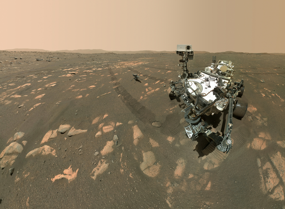 El Rover Perseverance se tomó una selfi con el helicóptero Ingenuity, visto aquí a unos 3,9 metros del Rover. El selfi se compone de 62 imágenes individuales unidas una vez que se envían a la Tierra.
