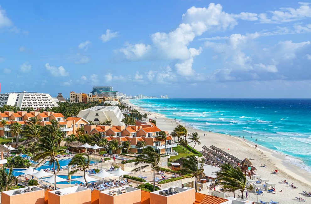 Pocos lugares cuentan con tan rico patrimonio arqueológico como Cancún. Multitud de lujosos complejos turísticos ofrecen a los visitantes unas vacaciones familiares donde sentir el cálido clima tropical de Yucatán.