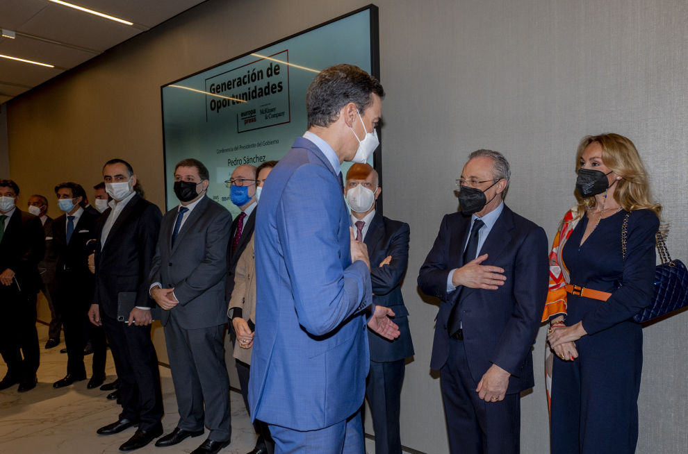 El presidente del Gobierno, Pedro Sánchez; saluda al presidente del Real Madrid Club de Fútbol, Florentino Pérez; y a la empresaria, Alicia Koplowitz.