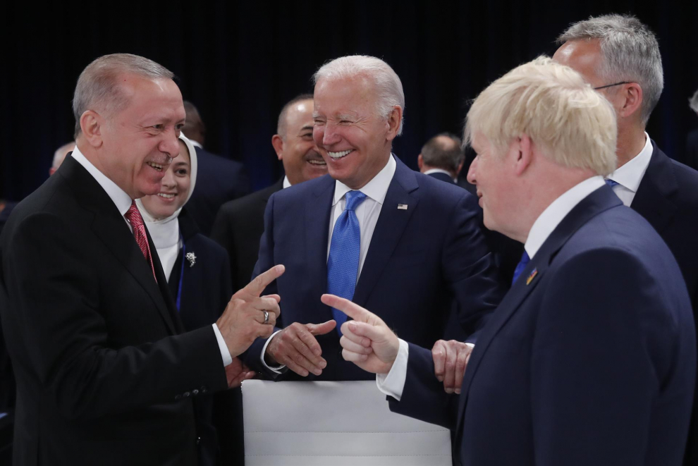 El presidente turco, Recep Tayyip Erdogan (i), el presidente de EEUU, Joe Biden (c) y el primer ministro británico, Boris Johnson durante la primera jornada de la cumbre de la OTAN.