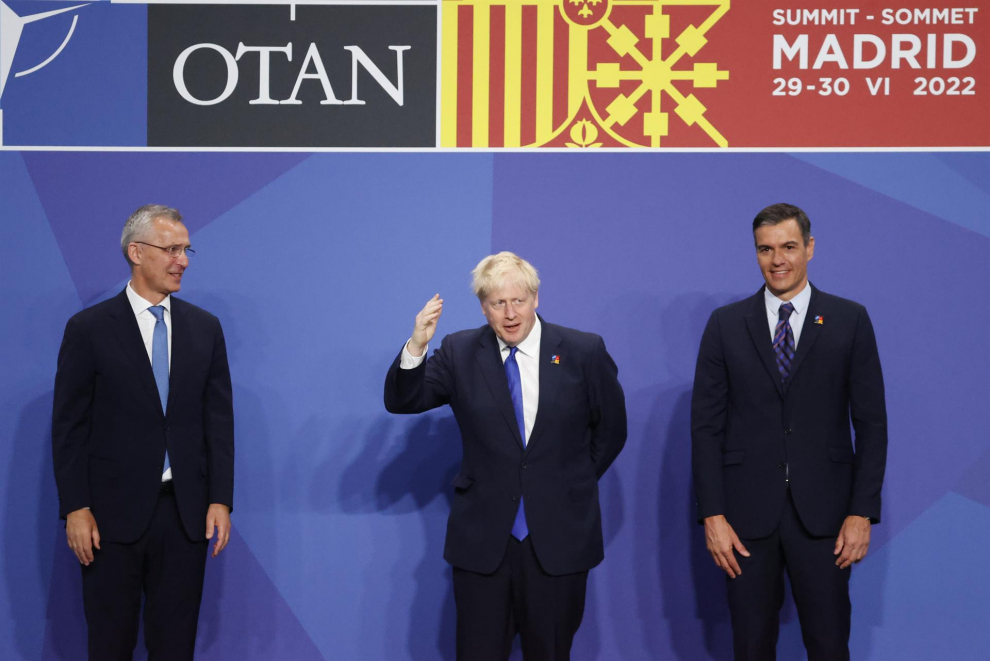El presidente del Gobierno, Pedro Sánchez (d) junto con el secretario general de la OTAN, Jens Stoltenberg (i), y el primer ministro del Reino Unido, Boris Johnson.