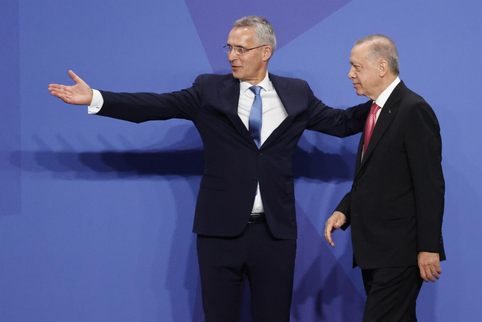 El secretario general de la OTAN, Jens Stoltenberg (i), y el presidente turco, Recep Tayyip Erdogan