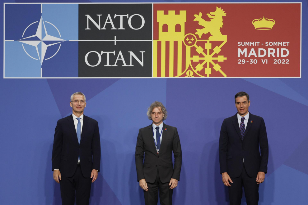 El presidente del Gobierno, Pedro Sánchez (d) junto con el secretario general de la OTAN, Jens Stoltenberg (i) y el primer ministro esloveno, Robert Golob.