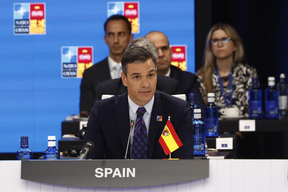El presidente del Gobierno, Pedro Sánchez toma asiento durante la primera jornada de la cumbre de la OTAN.